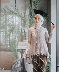 Tips Fashion Kebaya Wisuda Modern Cantik Dan Elegan