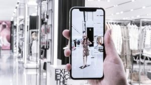 Contoh Utama Augmented Reality (AR) di Ritel Fashion