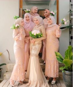 Tips Gaun PengantinBridesmaid Berhijab Bergaya