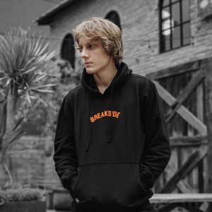 Rekomendasi Hoodie Pria Merek Lokal